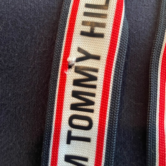 ✨ Tommy Hilfiger slightly cropped hoodie✨ - Picture 3 of 4
